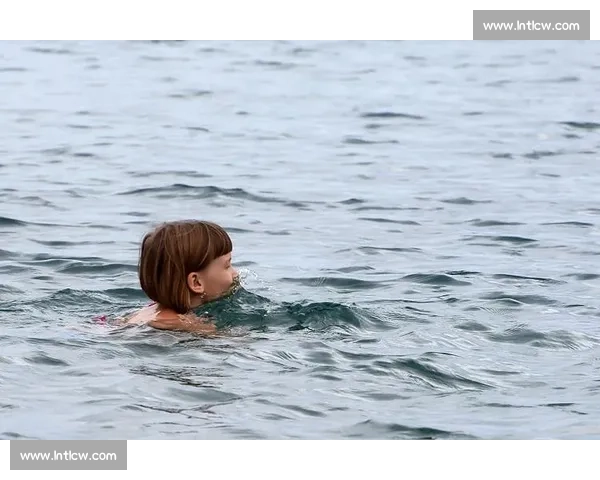 雨幕中的泳者：拥抱自然的清凉仪式